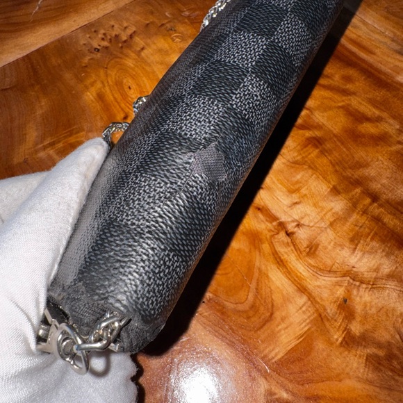 Louis Vuitton
Damier Graphite Pattern Coated Canvas Zippy Organizer Wallet - Picture 8 of 16